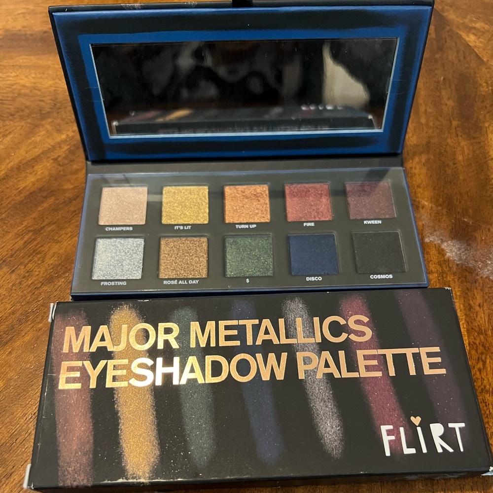 Flirt Major Metallics Eyeshadow palette